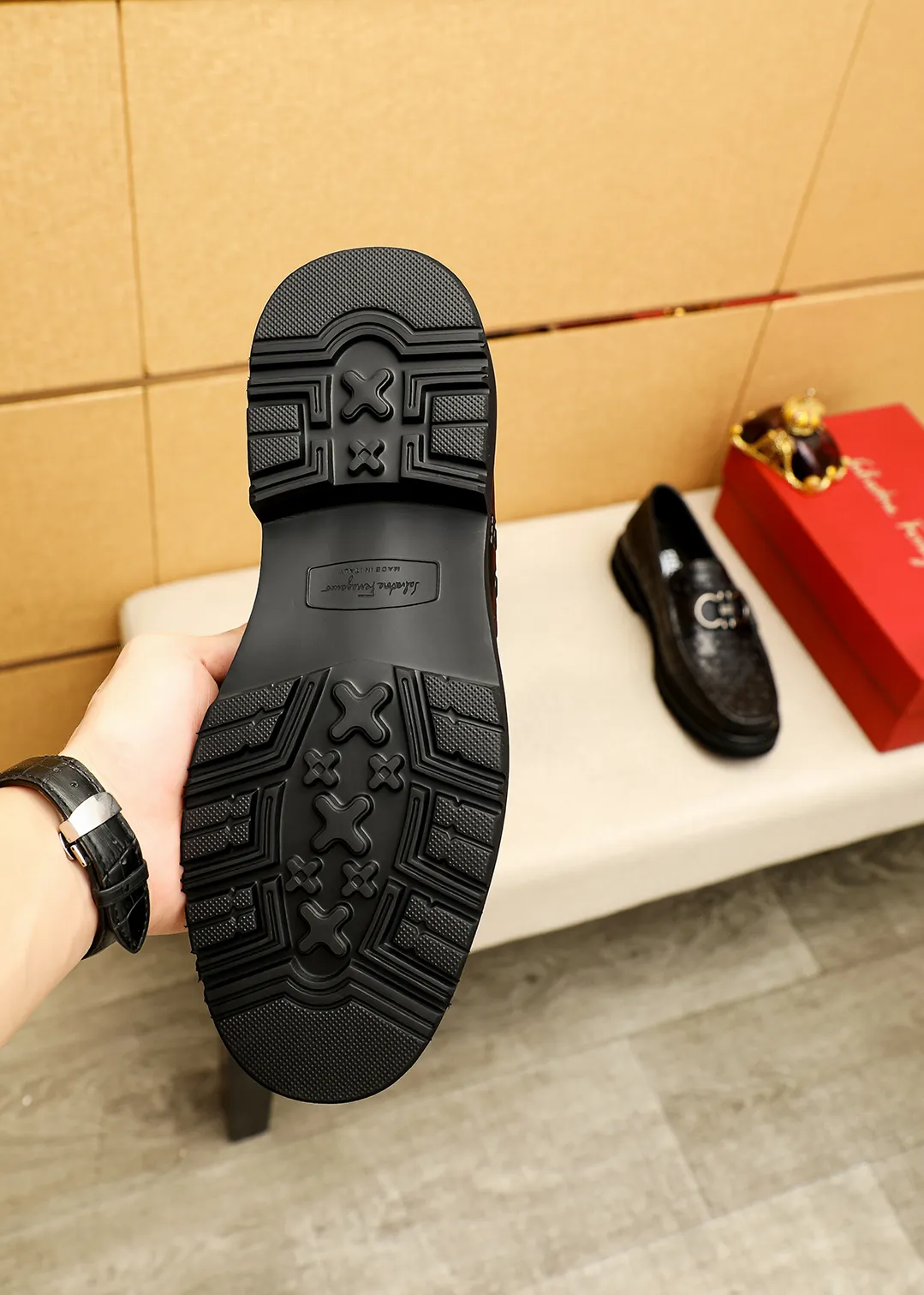 Men's shoes 💰520 💐 Product trademark: Ferragamo "Ferragamo" casual leather shoes Regular size: 38-44 (45.46🉑️customized) Product materials: Selected imported first-layer calfskin embossed upper + original hardware buckle, imported water-dyed cow leather lining. Strong three-dimensional visual effect, original outsole color: 1⃣️color optional
